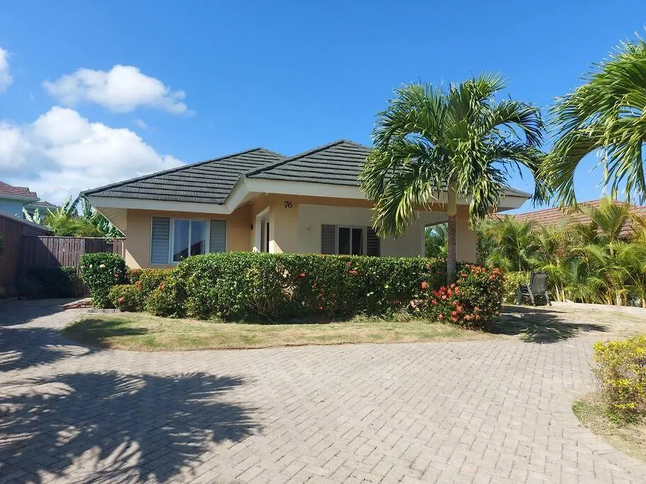 Palms Escape - 3 Bedroom Vacation Home Richmond
